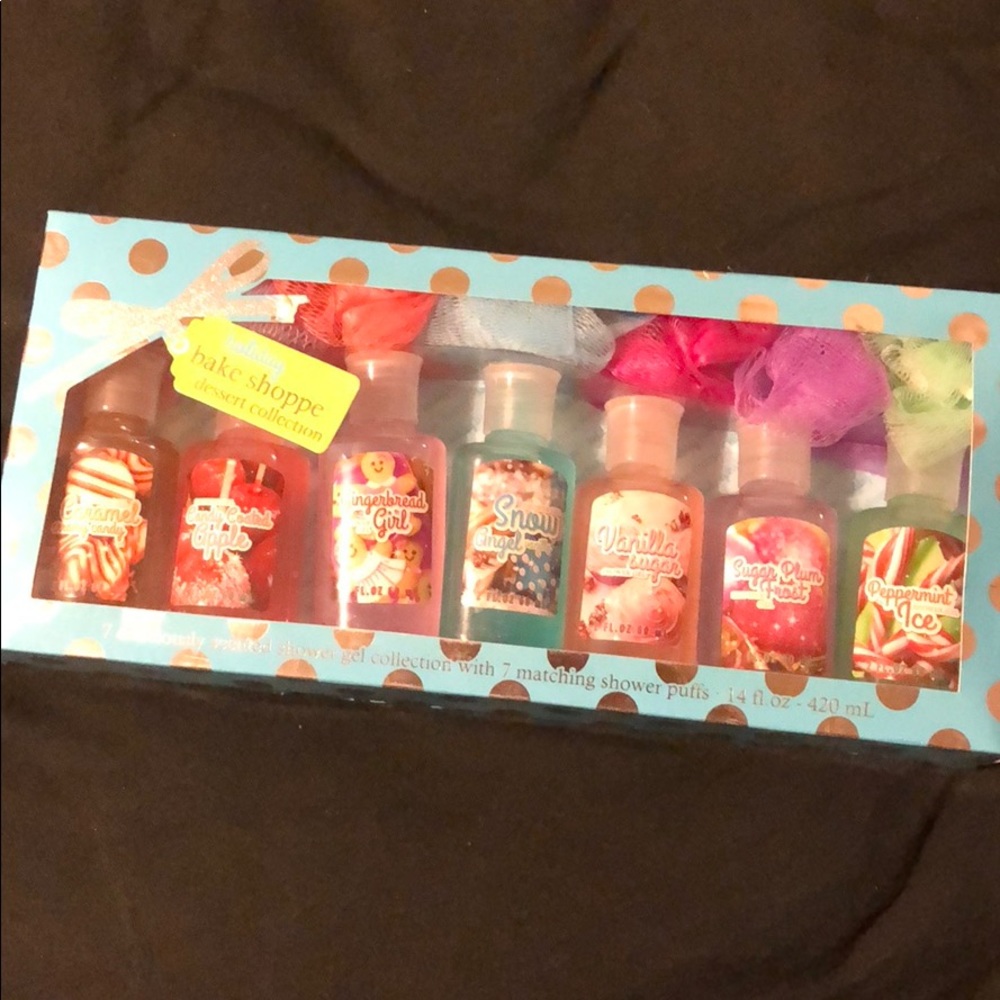 Body wash and loofa gift set